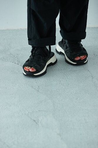 COMFY(コムフィ)～GRAVEL SANDAL BK～